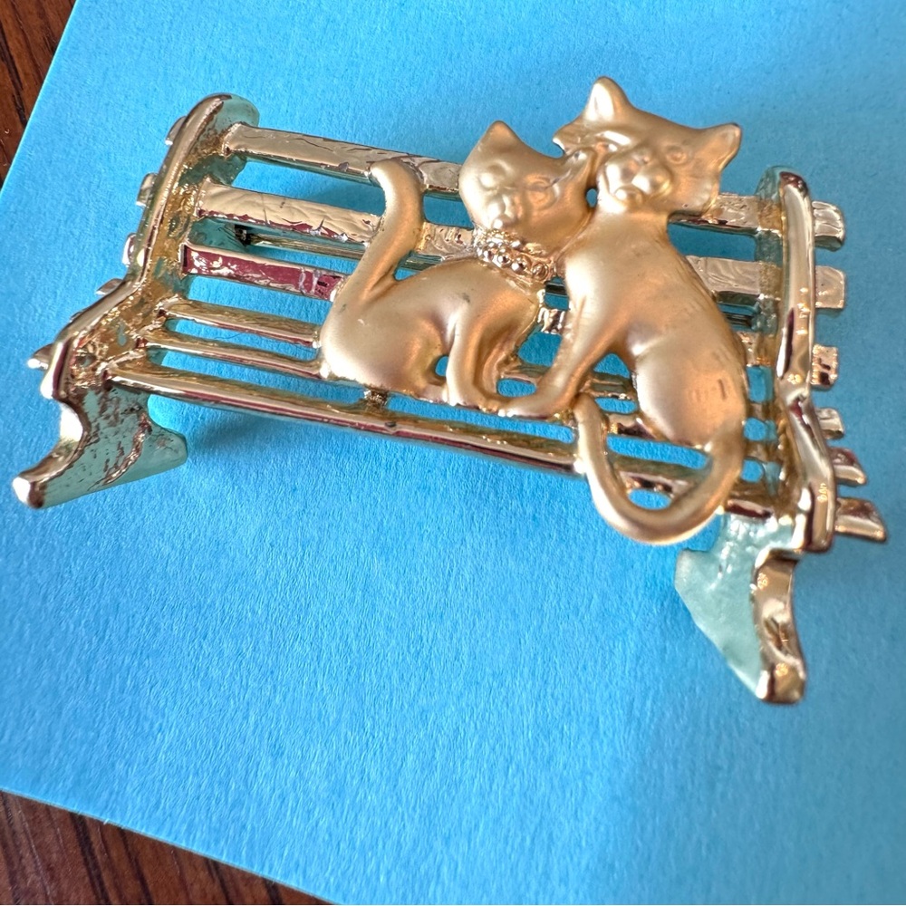 AJC CAT COUPLE In Love & Snuggling on a Park Bench Brushed Goldtone Brooch Pin - Picture 2 of 4